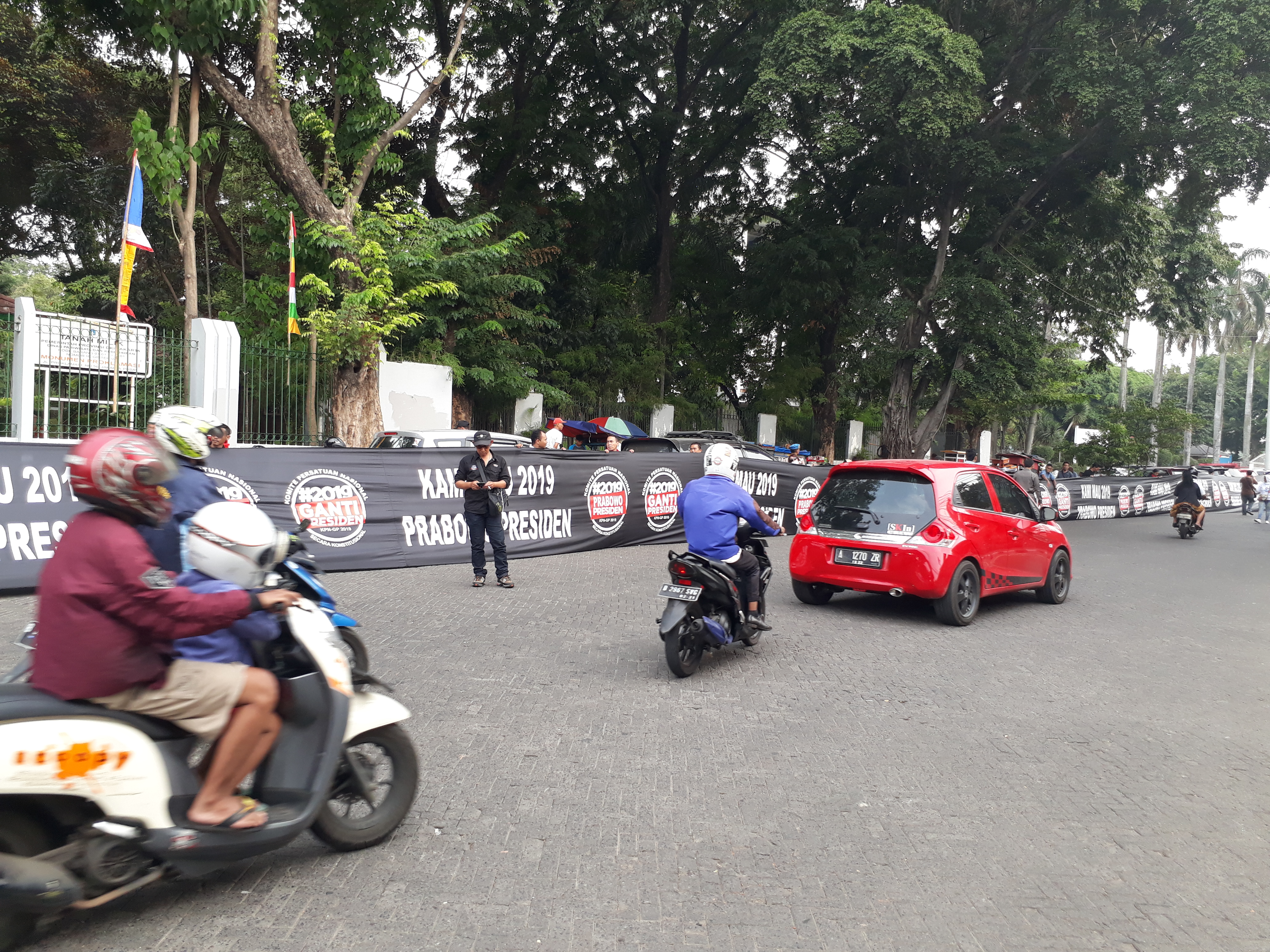 Spanduk Raksasa 100 Meter, Nyatakan Dukungan Terhadap Prabowo