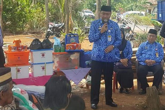 Bupati Lampung Utara Bagikan Sembako Korban Angin Puting Beliung