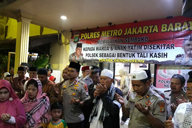 Kapolsek Cengkareng Santuni Anak Yatim Piatu Dan Kaum Dhuafa