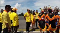 Tommy Soeharto Tiba di Nabire Disambut Tarian Adat