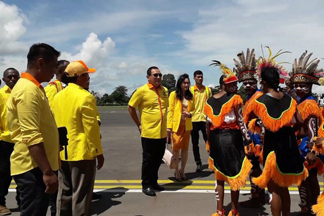 Tommy Soeharto Tiba di Nabire Disambut Tarian Adat