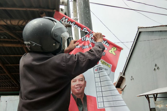 Bawaslu Brebes Tertibkan APK Parpol dan Caleg Pemilu 2019