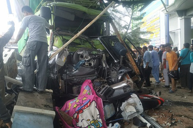 Truk Diduga Rem Blong Saat Turuni Fly Over Kretek, 4 Orang Meninggal
