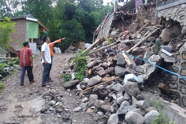 Tiga Hari Diguyur Hujan, Akses Jalan Poros Desa Sumber Anyar Longsor