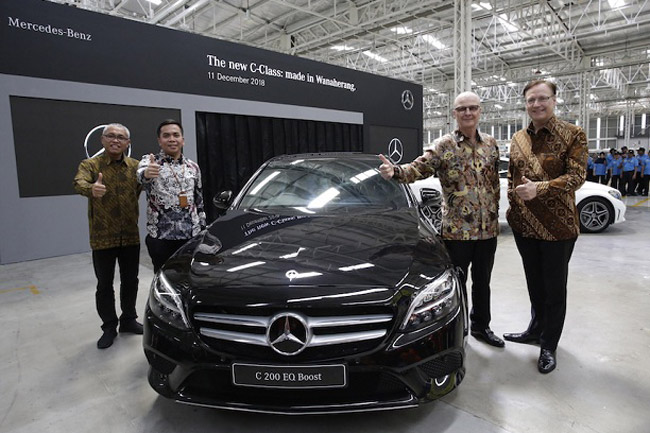 Mercedes-Benz C-Class Generasi Terbaru Kini Diproduksi di Wanaherang