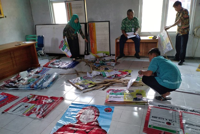 Panwaslu Bantarkawung Tertibkan Alat Peraga Kampanye