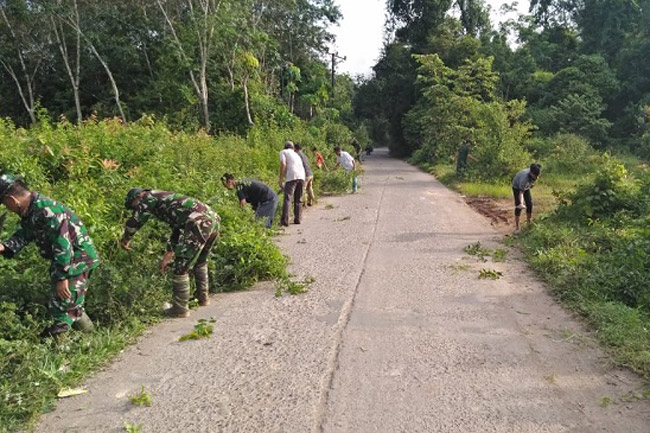 Koramil Babat Toman Gelar Bakti Sosial Bersihkan Jalan Antar Desa