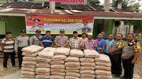 Polsek Barumun Infaq 42 Sak Semen Untuk Pembangunan Masjid