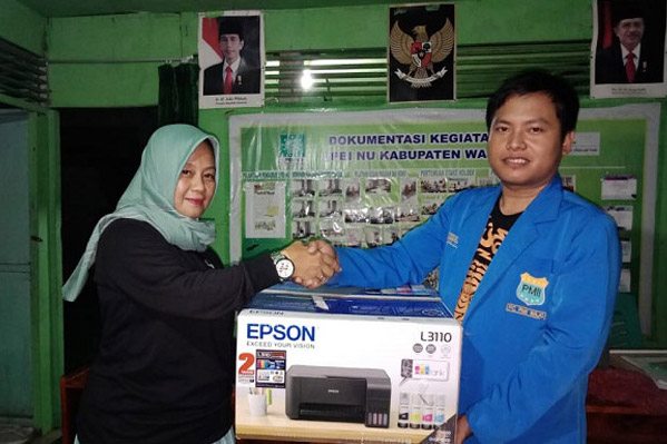Elviyana Aras Salurkan Bantuan Kemenpora ke PMII Wajo
