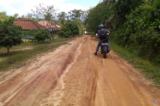 Sudah Lima Tahun Jalan Penghubung 8 Dusun ini Masih Rusak