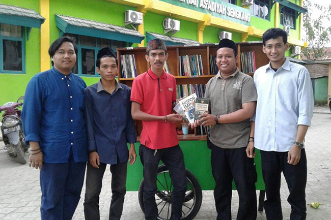 Dema IAI As'adiyah Sengkang Sumbangkan Buku ke Gerobak Baca