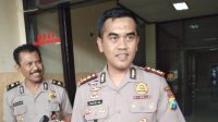 Dikawal Polisi, Truk Logistik Tumpang Pitu Terobos Hadangan Warga Dikawal Polisi, Truk Logistik Tumpang Pitu Terobos Hadangan Warga