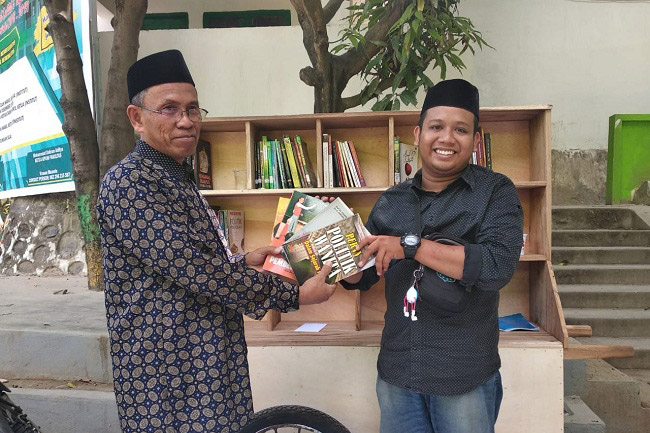 Rektor IAI As'adiyah Sengkang Kembali Donasikan Buku ke Gerobak Baca
