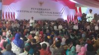 Warga Tangerang Selatan Terima Sertifikat Dari jokowi
