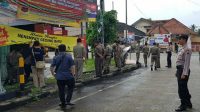 Bawaslu Cilacap dan Aparat Tertibkan Alat Peraga Kampanye Pemilu