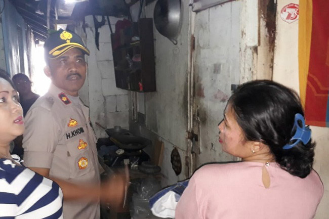 Kapolsek Cengkareng Bantu Pasang Listrik Gratis Warga