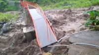 Jembatan Plompong Serampog Brebes Putus Diterjang Air Bah