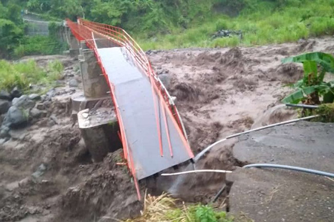 Jembatan Plompong Serampog Brebes Putus Diterjang Air Bah
