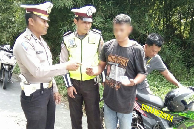 Dihentikan Polantas Saat Razia, SH Kantongi Secuil Daun Ganja Kering