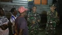 Satgas Pamtas Yonif 126/KC Perbaiki Pembangkit Listrik Tenaga Surya Satgas Pamtas Yonif 126/KC Perbaiki Pembangkit Listrik Tenaga Surya