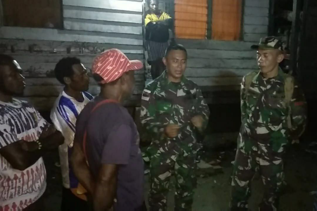 Satgas Pamtas Yonif 126/KC Perbaiki Pembangkit Listrik Tenaga Surya
