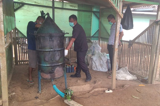 Asap Cair Batok Kelapa Jadi Bahan Pembeku Getah Karet dan Pestisida