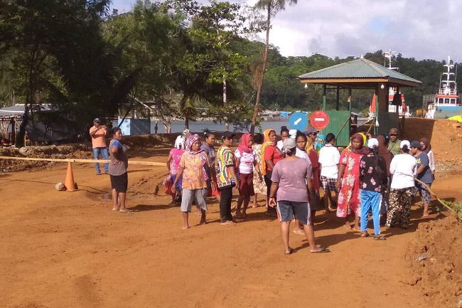 Masyarakat Adat Dan Karyawan Lokal Palang PT Gag Nikel
