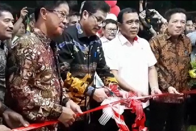 Wakil Walikota Jakbar Resmikan GOR Milik Warga RW 15 TPL