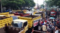 Dump Truck Blokade Kantor Pemkab Banyuwangi, Sopir Demo
