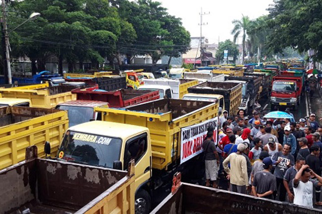 Dump Truck Blokade Kantor Pemkab Banyuwangi, Sopir Demo