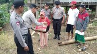 Peduli Sesama, Kasat Sabhara Polres Enrekang Serahkan Sembako