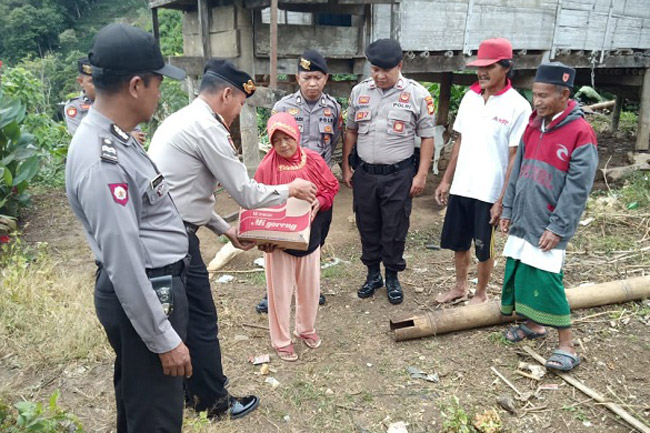 Peduli Sesama, Kasat Sabhara Polres Enrekang Serahkan Sembako