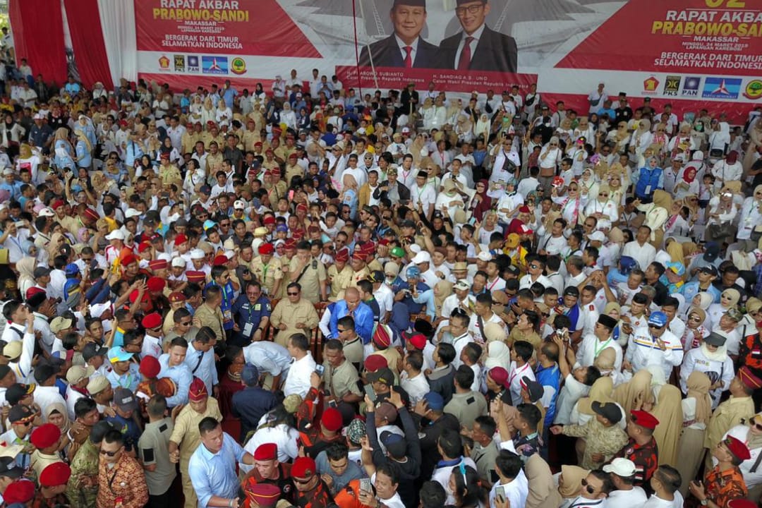 Prabowo Tiba di Makassar Disambut Shalawat Badar dan Disematkan Patonro