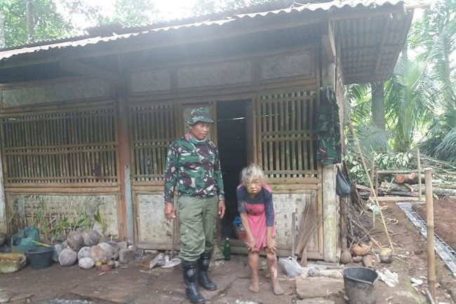 Babinsa Koramil 07 Kecobong Bantu Bangun Rumah Mbah Sutinah