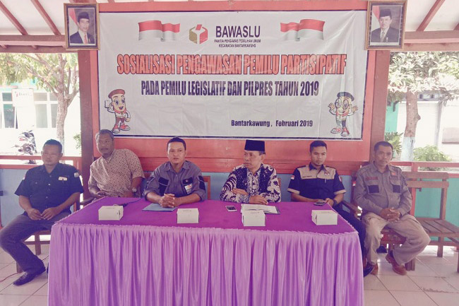 Panwaslucam Bantarkawung Sosialisasikan Spanduk Himbauan