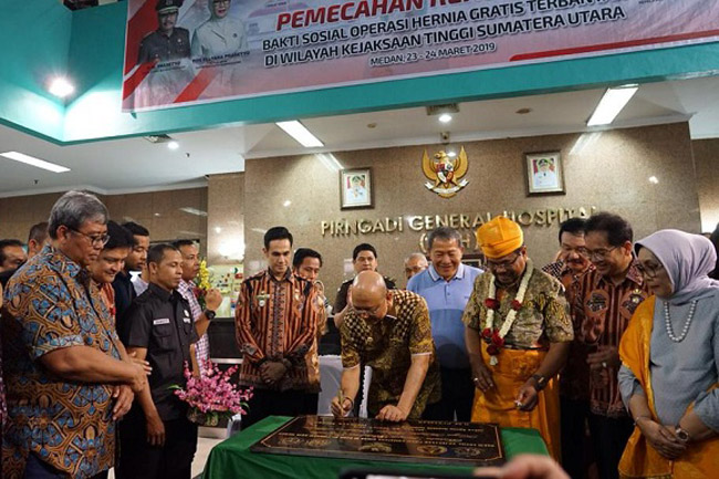 Pengobatan Hernia Gratis Kejati Sumut Pecahkan Rekor MURI