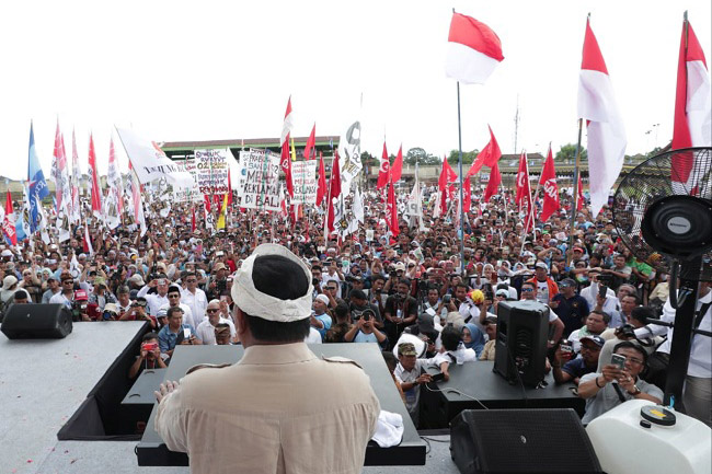 Prabowo Bangga Spanduk Pendukungnya dari Karung Beras