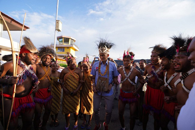 Sandiaga Uno Tiba di Manokwari, Disambut Tarian Yospan