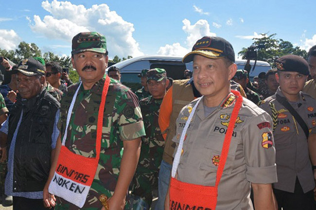 Panglima TNI dan Kapolri Tengok Pengungsi Bencana Banjir di Jayapura