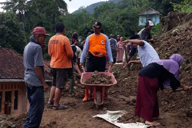 Tebing Setinggi 12 Meter Longsor Menutup Akses Jalan