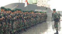 Kapal KRI dr Suroso Bawa Pasukan TNI Dari Makassar Tiba di Timika