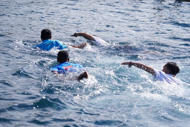 Sandiaga Uno Terjun Ke Laut Guna Temui Warga Sekitar Mansinam Beach