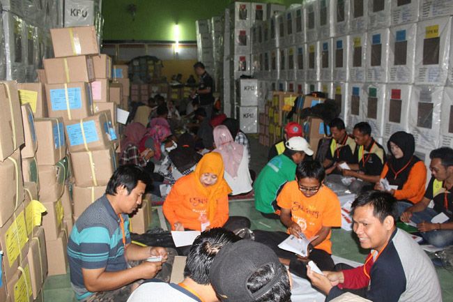 PPK Lakukan Sortir Lipat Surat Suara di Gudang Logistik KPU Brebes