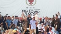 Sandiaga Naik Panggung Sambil Panggul Beras Pandan Wangi