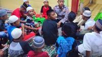 Kanit Binmas Polsek Wakotumba Ajar 30 Anak di Buton Utara Mengaji