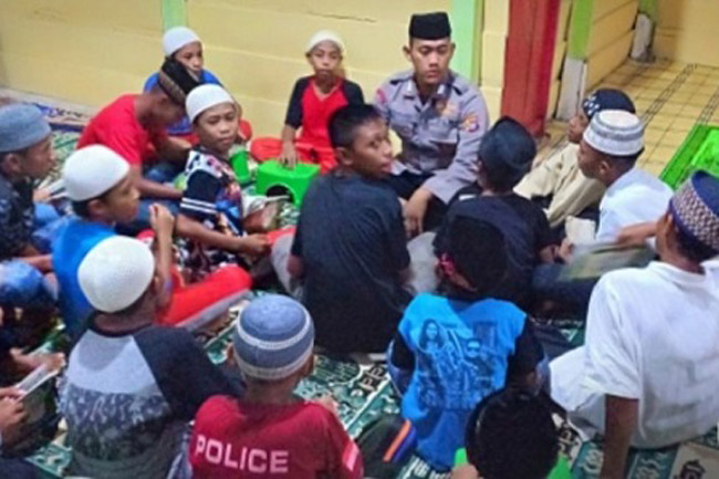 Kanit Binmas Polsek Wakotumba Ajar 30 Anak di Buton Utara Mengaji