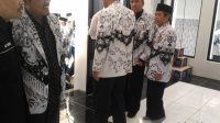 Bupati Bandung Barat Masuk Masjid Pakai Sepatu Bupati Bandung Barat Masuk Masjid Pakai Sepatu