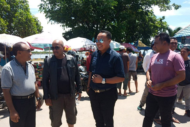 Bupati Muna Barat Dihalangi Warga Raha Masuk ke Mobil