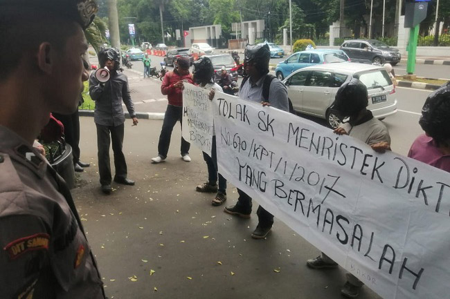 LBH Phasivic Geruduk Kantor Menristekdikti Minta SK YPIM Dicabut