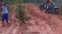 Setiap Hari Anak Sekolah di Desa Ini Berjuang Melawan Lumpur